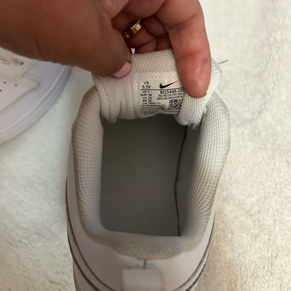 Nike shoes - Picture 2 of 3